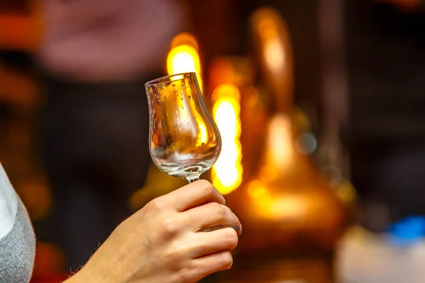 Het glas in de vorm van een tulp (armanyachnogo glas) in de h — Stockfoto