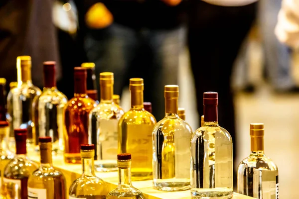 Bir sürü farklı güçlü alkol stand üst üste t şişe — Stok fotoğraf