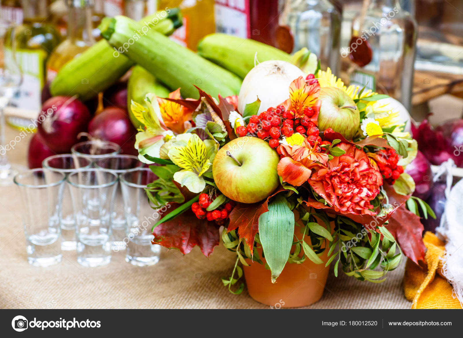 Un Bouquet De Fleurs Avec Des Fruits Et Légumes