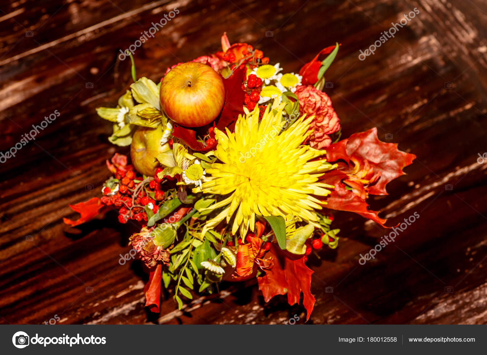 Un Bouquet De Fleurs Avec Des Fruits Et Légumes