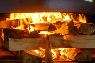 Şöminede yanan odun.