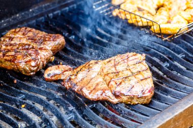 Kebap, biftek, tavuk kömür ızgara kavrulmuş