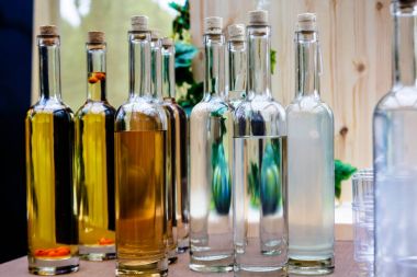 Farklı alkollü içecekler - şeffaf şişe yabanî 