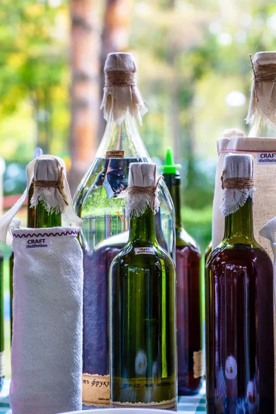 Průhledné lahve různých alkoholických nápojů - likéry — Stock fotografie