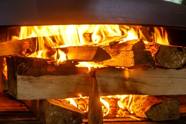 Het hout dat in de open haard brandt — Stockfoto