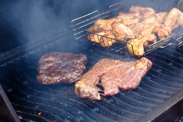 Kebab, steak, kuře pečené na gril na dřevěné uhlí — Stock fotografie