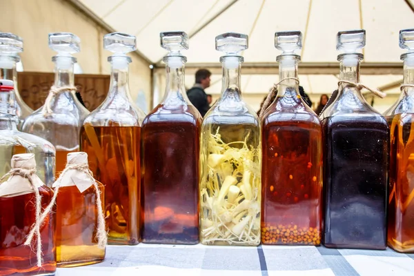Прозорі пляшки різних алкогольних напоїв - кординали — стокове фото