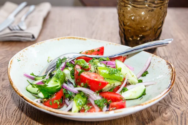 Ensalada de tomates, pepino, cebolla roja con aceite vegetal se encuentra o — Foto de Stock