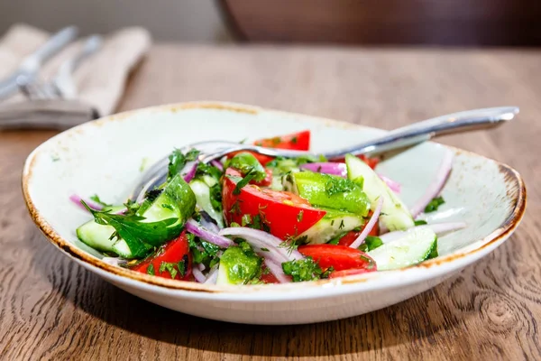 Салат из помидоров, огурец, красный лук с растительным маслом ложь о — стоковое фото