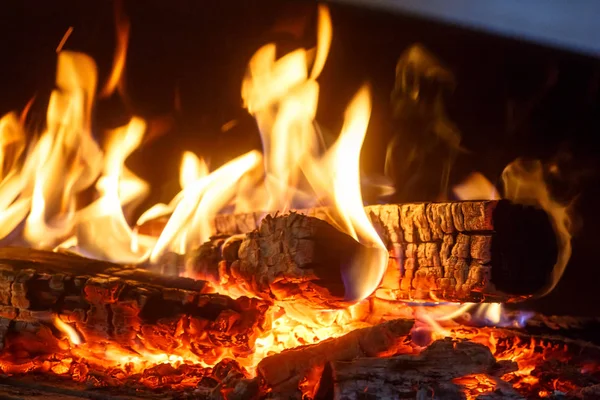 Het hout dat in de open haard brandt — Stockfoto