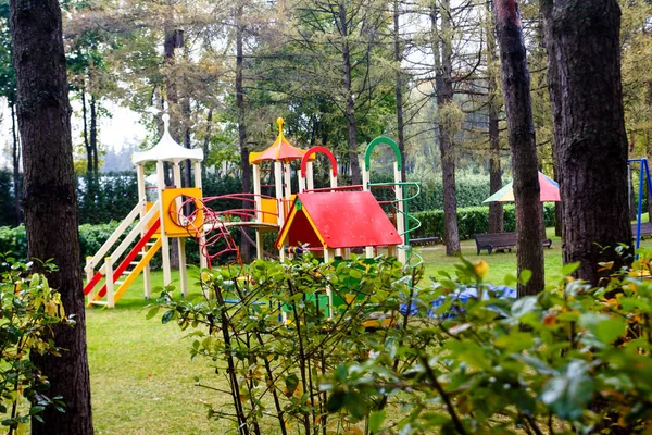 Kinderspeelplaats in het park — Stockfoto