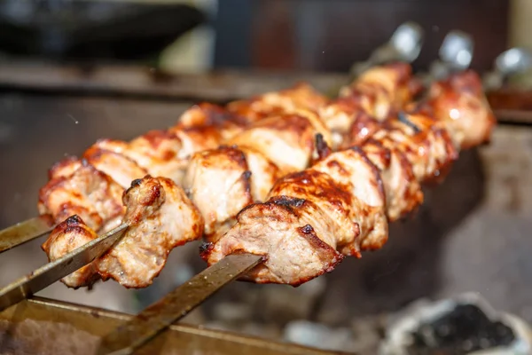 Kebab, bife, frango assado em grelhador de carvão — Fotografia de Stock