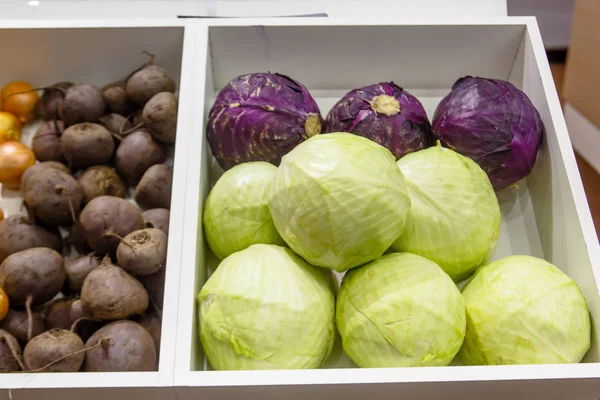 Olika grönsaker, kål, potatis, lök liggande på counte — Stockfoto