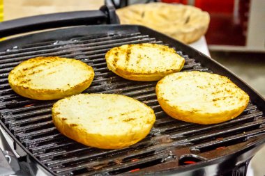 Bir Burger buns yarısı ızgarada kızartılmış
