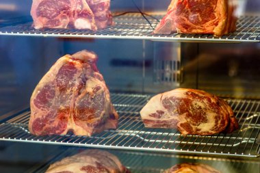 Sığır eti kuru yaşlanma için dijital fotoğraf makinesi yatıyor.