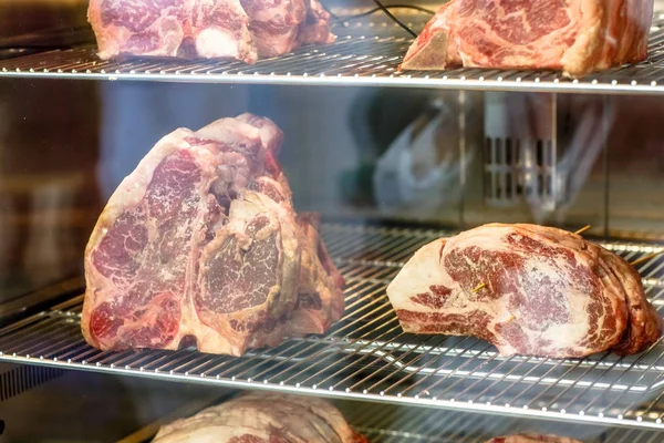 Das Rindfleisch liegt zur trockenen Alterung in der Digitalkamera. — Stockfoto