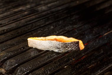 Bir ızgara somon bir dilim kızarmış