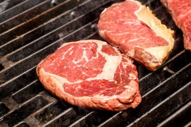 Biftek ızgara şef aşçılar.