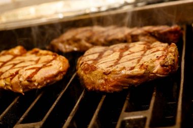 Biftek ızgara şef aşçılar.