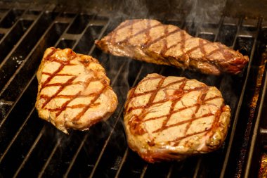 Biftek ızgara şef aşçılar.