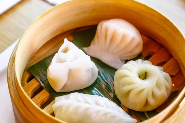 Dim sums sont dans un vapeur en bois — Photo