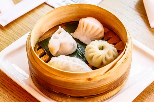 Dim sums sont dans un vapeur en bois — Photo