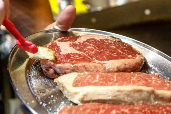 Chef prepara filetes para freír - sal y aceite con oi vegetal — Foto de Stock