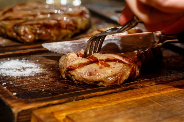 Ribeye steak hovězí Striploin jsou na desce a střih. — Stock fotografie