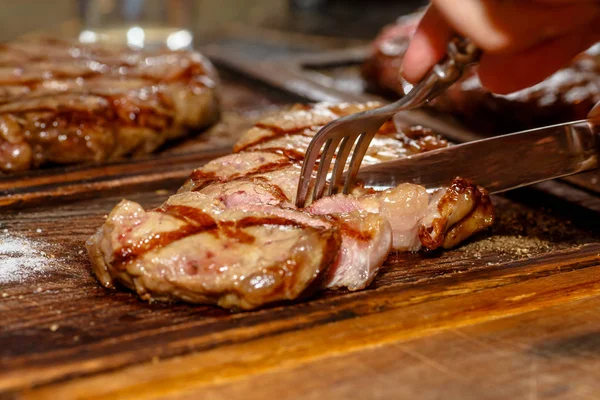 Ribeye steak hovězí Striploin jsou na desce a střih. — Stock fotografie