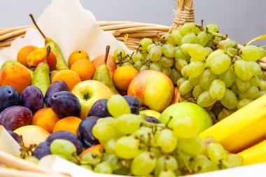 Hasır meyve sepeti: üzüm, Erik, muz, elma, kayısı, p