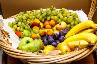 Hasır meyve sepeti: üzüm, Erik, muz, elma, kayısı, p