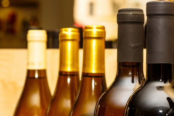 Os pescoços de garrafas de vinho em pé em uma fileira . — Fotografia de Stock