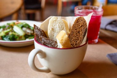 Dilim ekmek ekmek sepeti gibi kadehte yatıyordu.