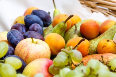 Hasır meyve sepeti: üzüm, Erik, muz, elma, kayısı, p