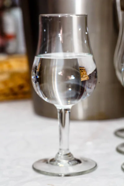 Het glas van wodka is op de tafel. — Stockfoto