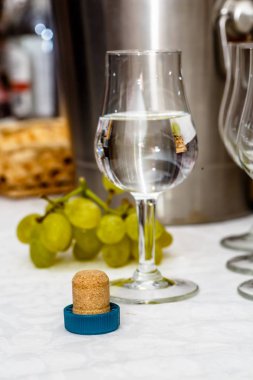 Bardak votka tablodur.