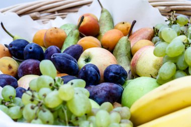 Hasır meyve sepeti: üzüm, Erik, muz, elma, kayısı, p
