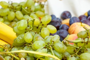 Hasır meyve sepeti: üzüm, Erik, muz, elma, kayısı, p