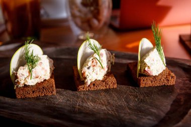 Pate somon yalanlar üzerine bir parça ekmek ile