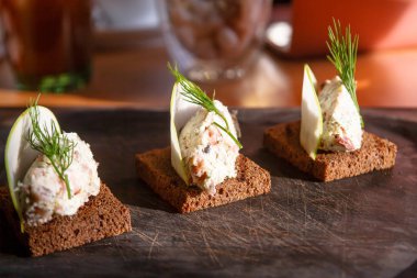 Pate somon yalanlar üzerine bir parça ekmek ile