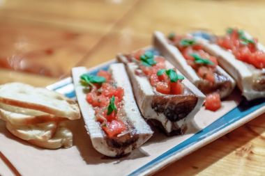 Pişmiş sığır eti kemik iliği ile plaka üzerinde mi.