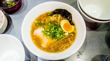 Klasik Japon çorba ramen yumurta ile.