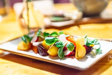 Kabak, kırmızı pancar, turp ve Mısır salata.