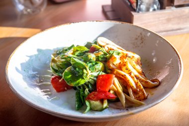 Kalamar, domates ve bir kase mısır salatası