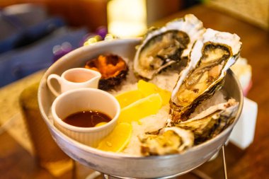 Taze istiridye buz üzerinde yalan.