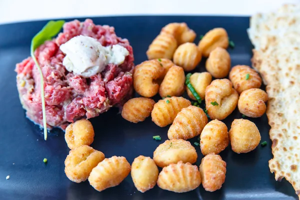 Filete Tartar Ternera Cruda Con Croquetas Patata — Foto de Stock