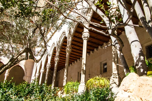 Sütunlar ve kemerler eski binanın