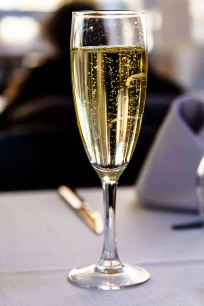 Bubliny ve sklenici šampaňského. — Stock fotografie