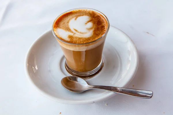 Bir cam fincan sütlü kahve Cortado.