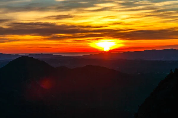 Morgendämmerung geht die Sonne über den Bergen auf. — Stockfoto